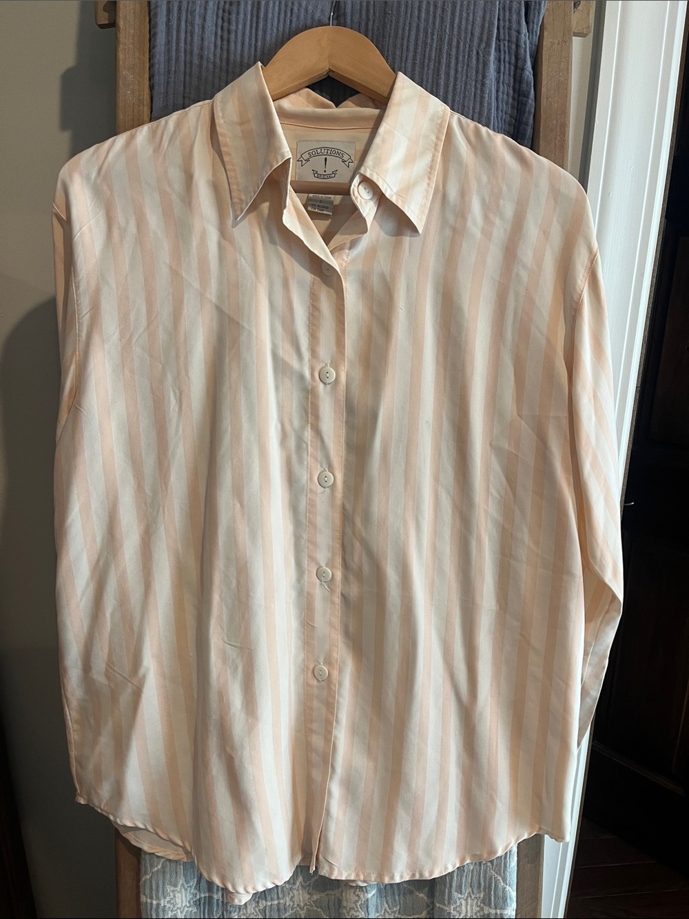 Stunning 100% silk vintage button down. Size large